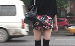 父亲把四个女儿日出水